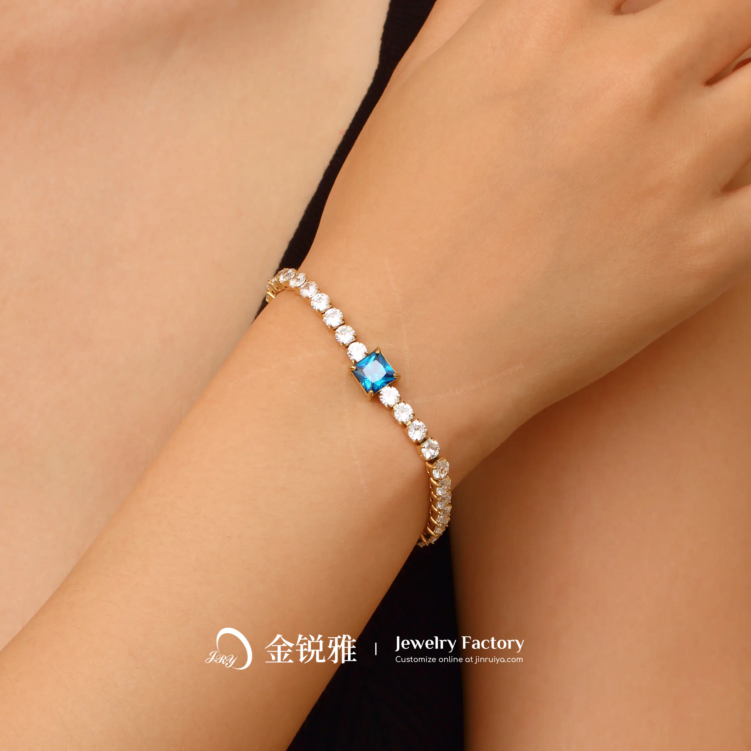 Photo du bracelet en acier inoxydable avec zircon cubique carré serti de griffes porté