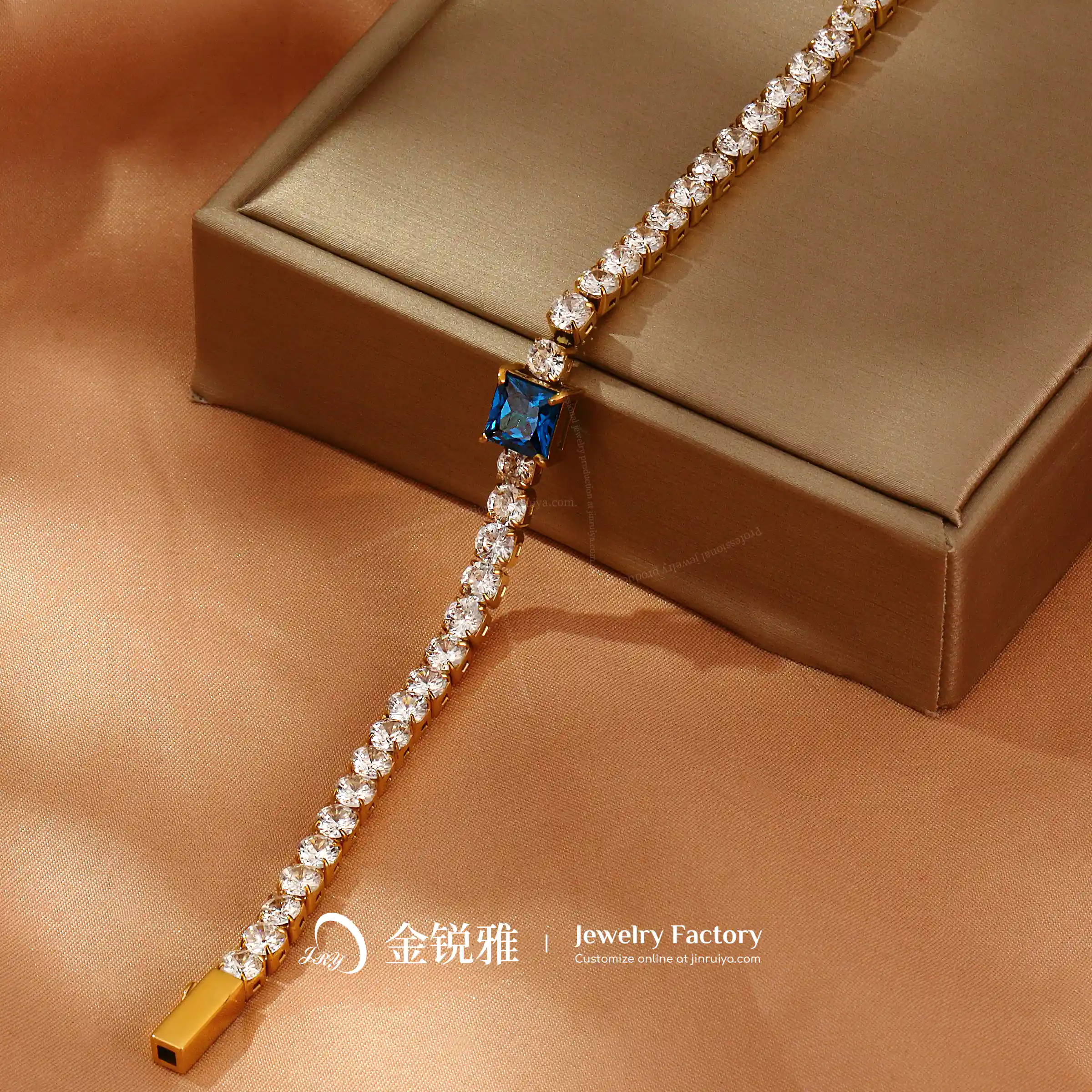 Photographie du bracelet en acier inoxydable avec zircon cubique carré serti de griffes