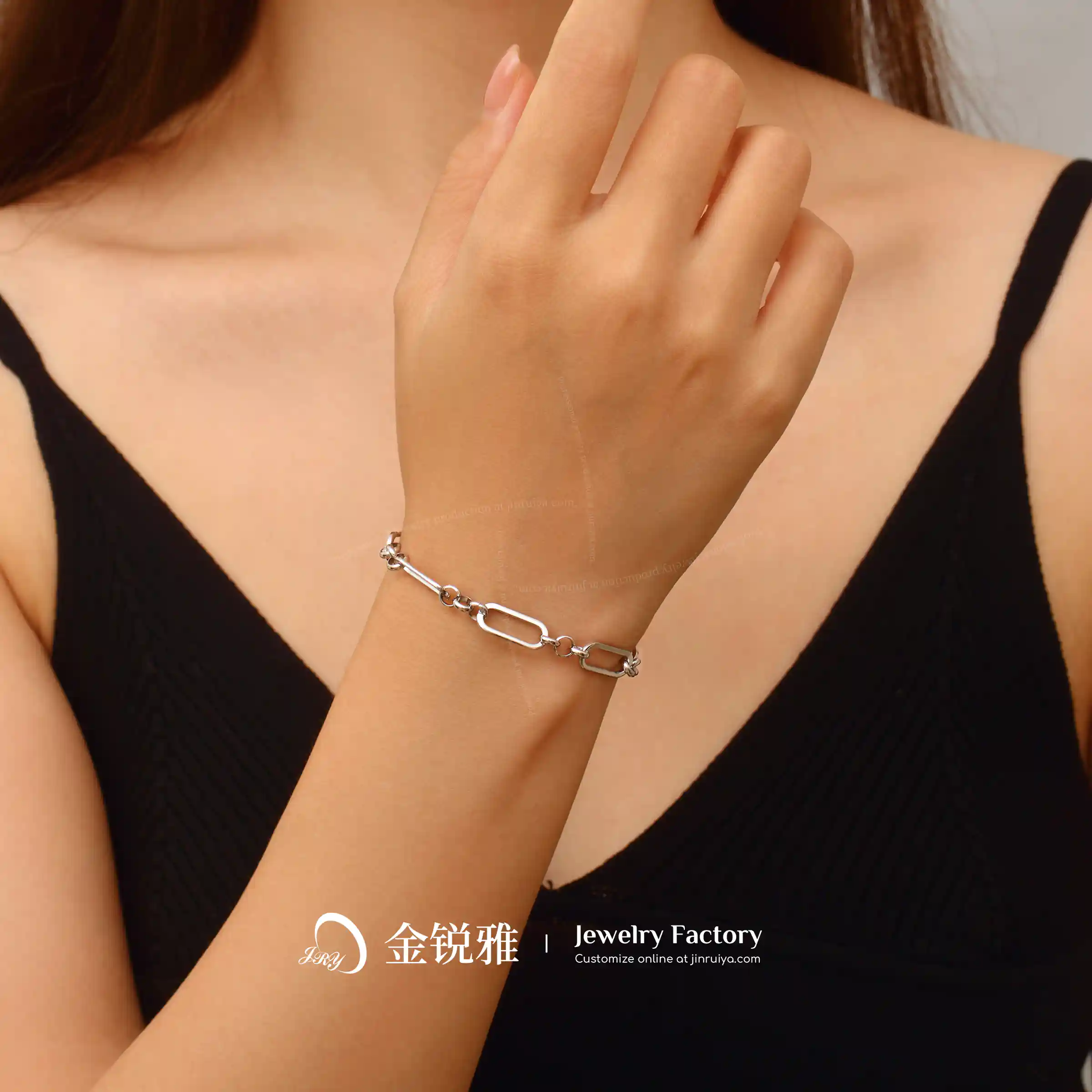 The wearing effect of 1:3 oval pearl circle chain bracelet 02